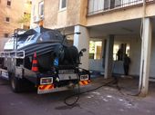 פתיחת סתימות של צנרת הביוב בלחץ מים.