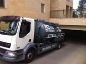 שאיבת בור משאבות בחניון תת קרקעי.